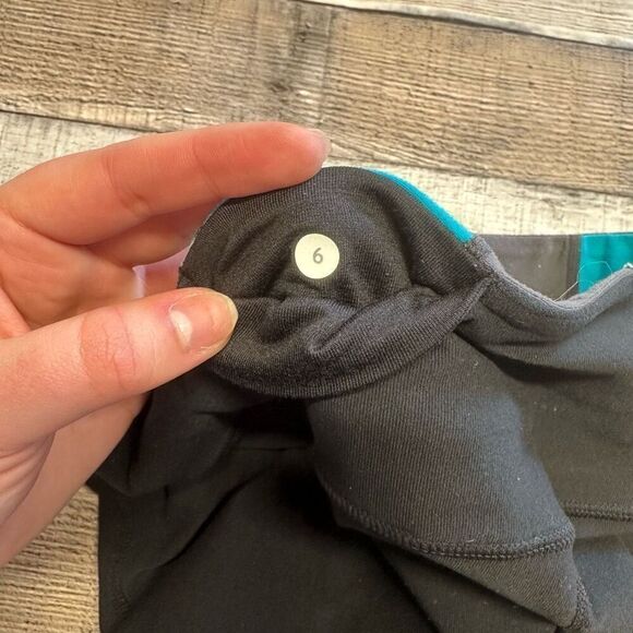 Size 6 Lululemon Groove Crop Reversible Black Blue Workout Yoga Biker Shorts - Picture 8 of 9